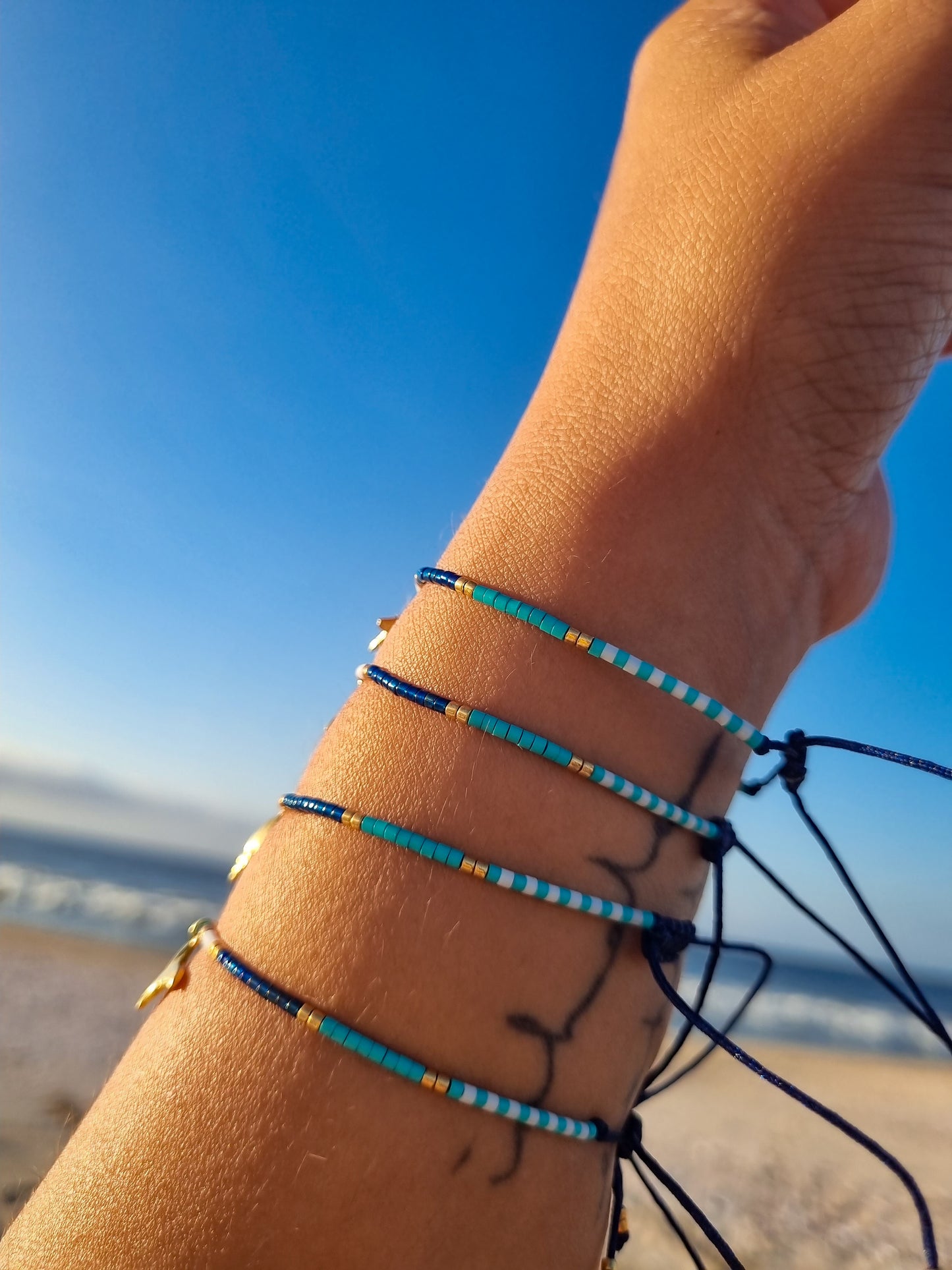 Pulsera miyuki tono azul, turquesa y blanco tortuguita