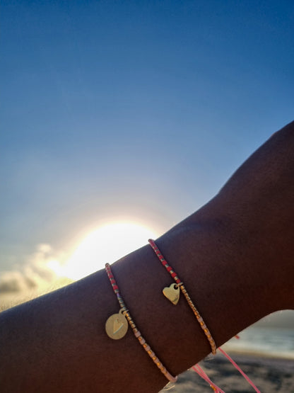 Pulsera miyuki tonos rosado y naranja medalla corazón